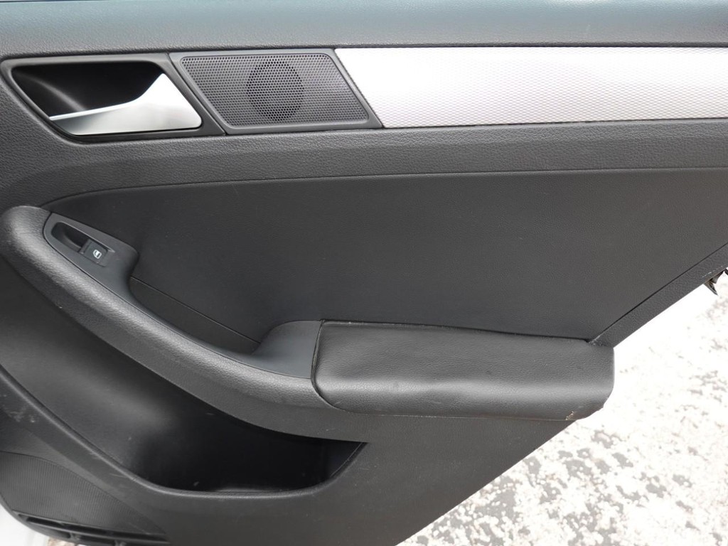 Volkswagen Jetta Sedan Vehicle Full-screen Gallery Image 21