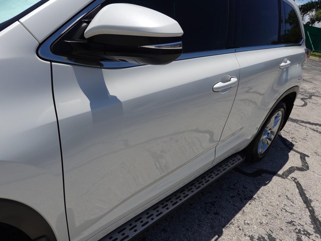 Toyota Highlander Vehicle Full-screen Gallery Image 09