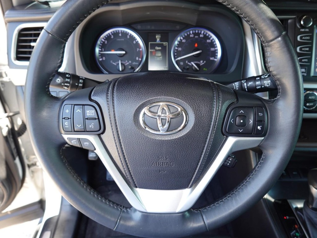 Toyota Highlander Vehicle Full-screen Gallery Image 12