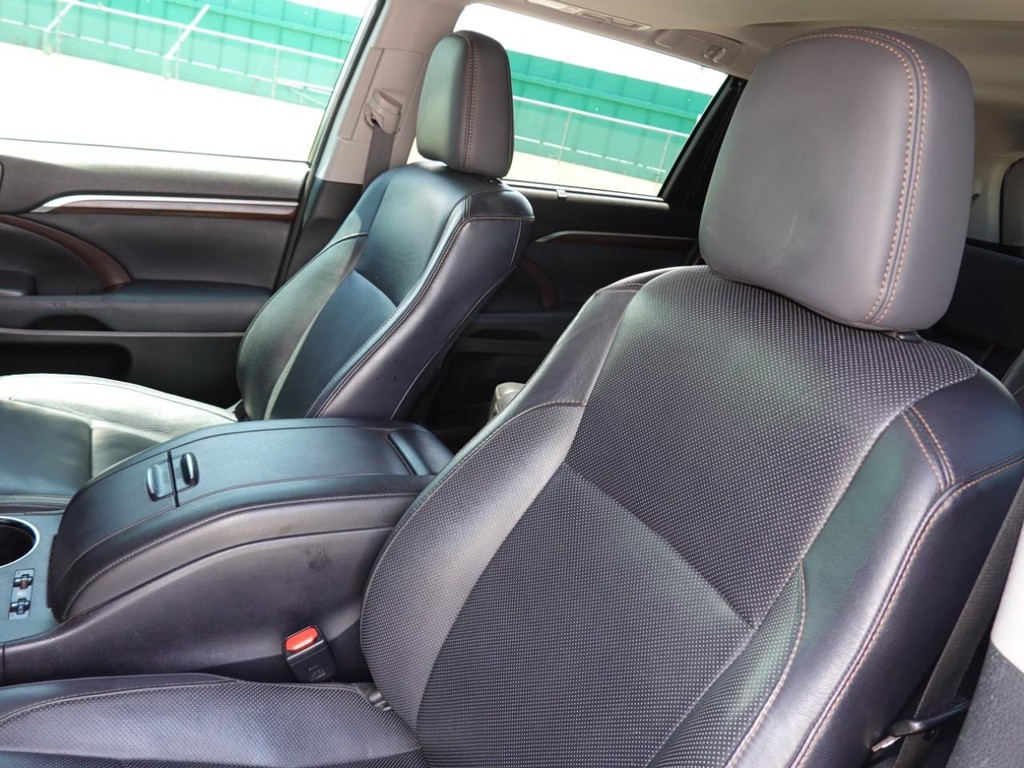 Toyota Highlander Vehicle Full-screen Gallery Image 15