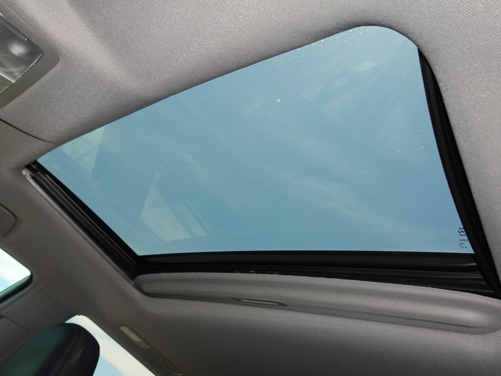 Toyota Highlander Vehicle Full-screen Gallery Image 16