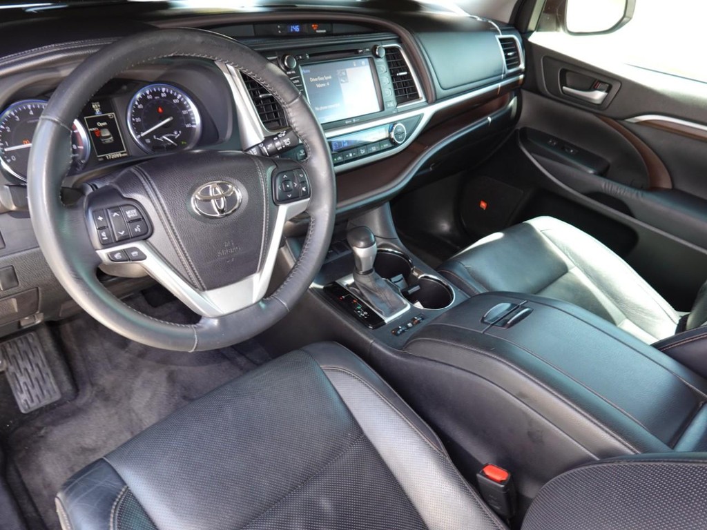 Toyota Highlander Vehicle Full-screen Gallery Image 17
