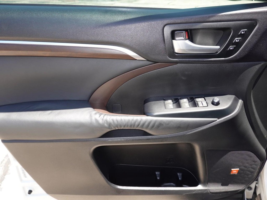 Toyota Highlander Vehicle Full-screen Gallery Image 18