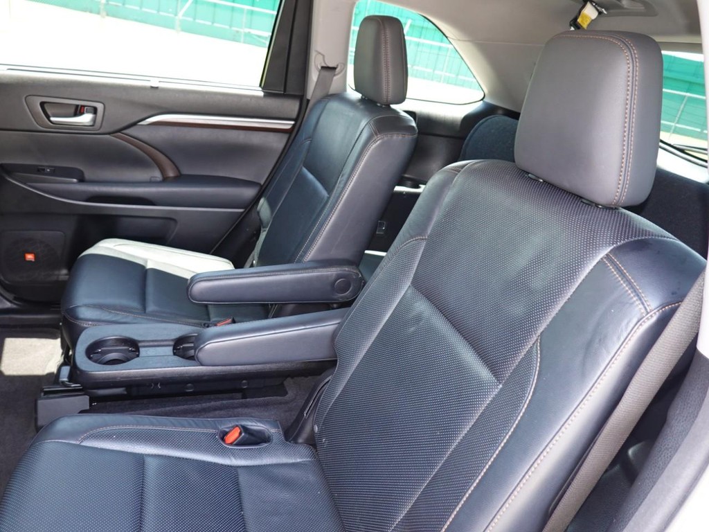 Toyota Highlander Vehicle Full-screen Gallery Image 19