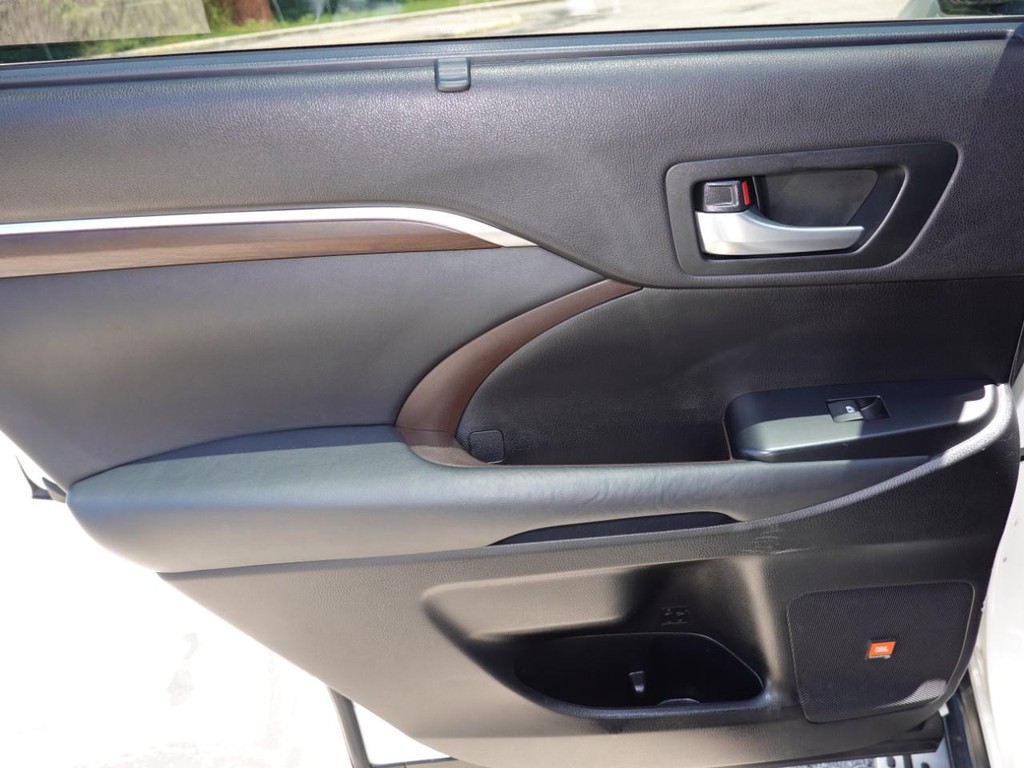 Toyota Highlander Vehicle Full-screen Gallery Image 20
