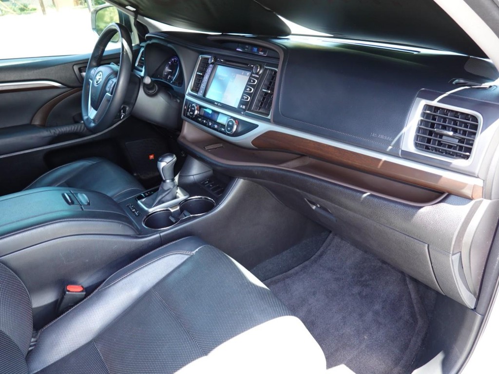 Toyota Highlander Vehicle Full-screen Gallery Image 22