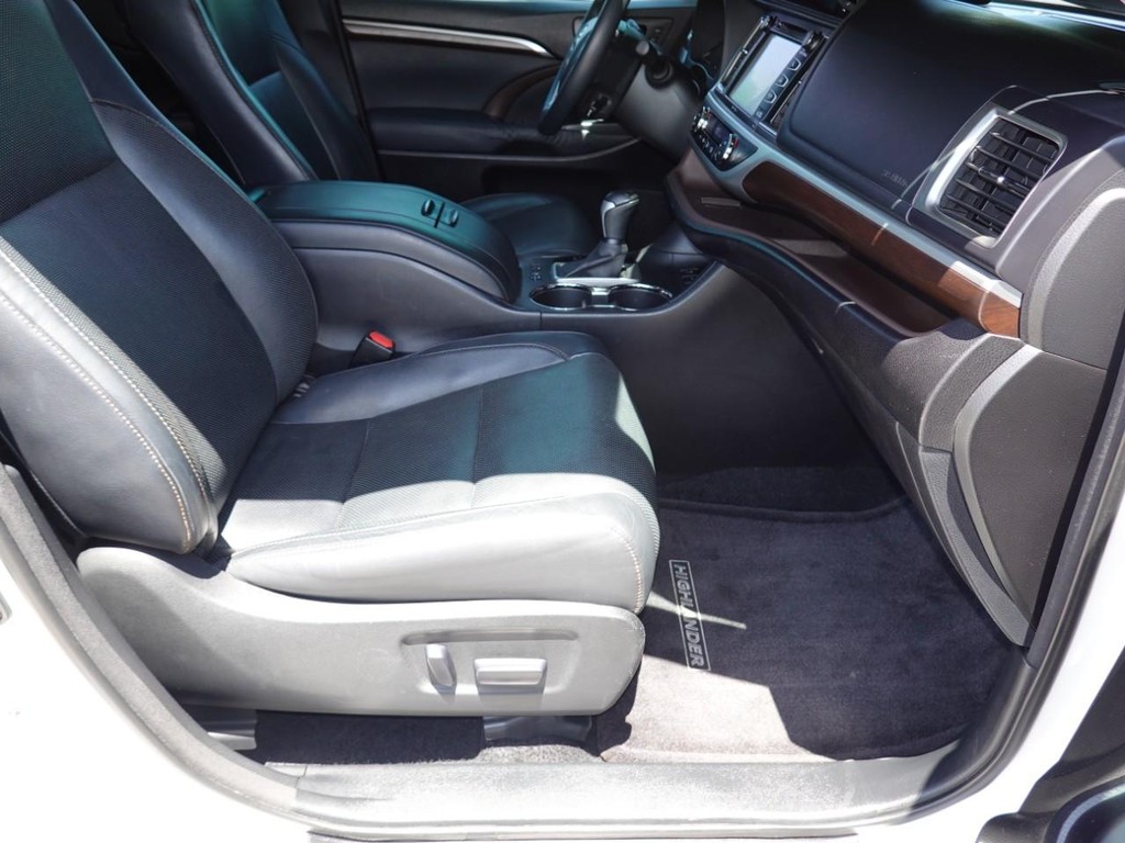 Toyota Highlander Vehicle Full-screen Gallery Image 23