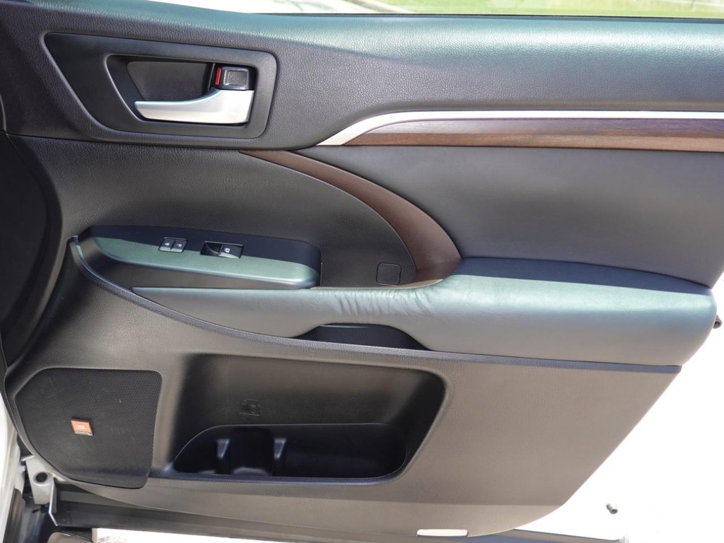 Toyota Highlander Vehicle Full-screen Gallery Image 24