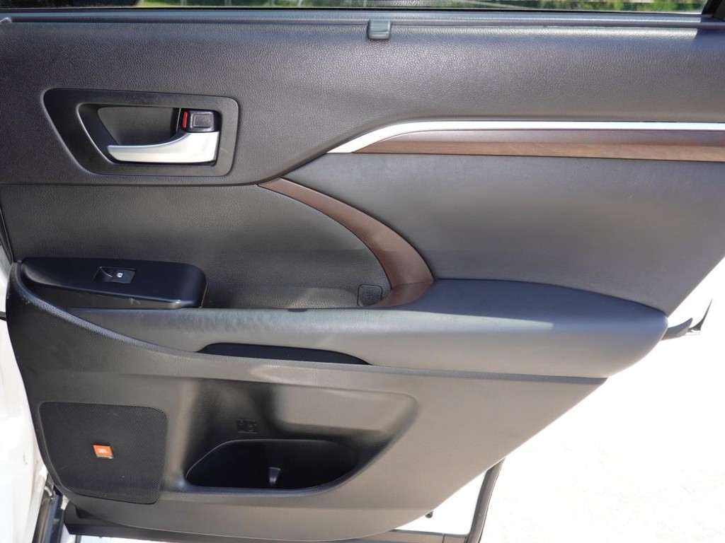 Toyota Highlander Vehicle Full-screen Gallery Image 26