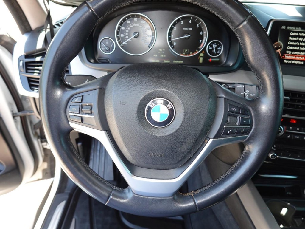 BMW X5 Vehicle Full-screen Gallery Image 11