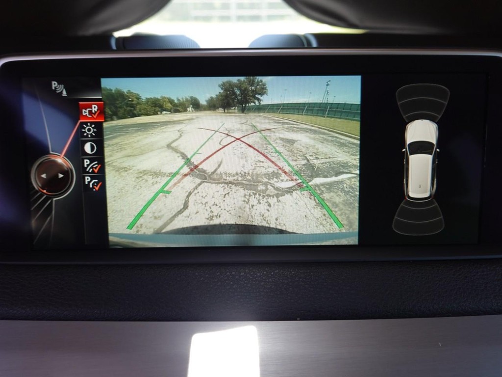 BMW X5 Vehicle Full-screen Gallery Image 13