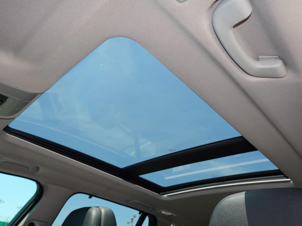 BMW X5 Vehicle Full-screen Gallery Image 15