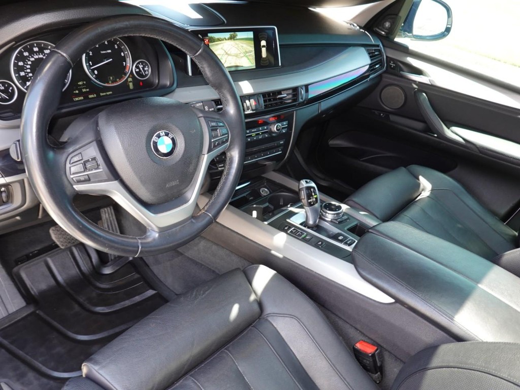 BMW X5 Vehicle Full-screen Gallery Image 16