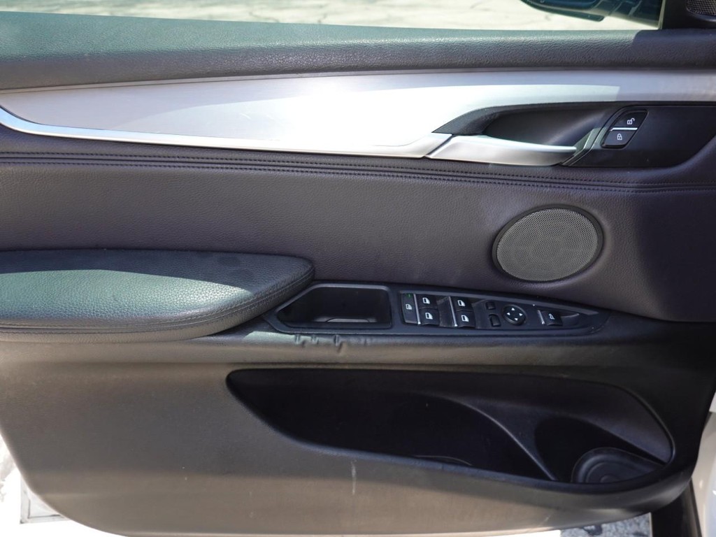BMW X5 Vehicle Full-screen Gallery Image 17