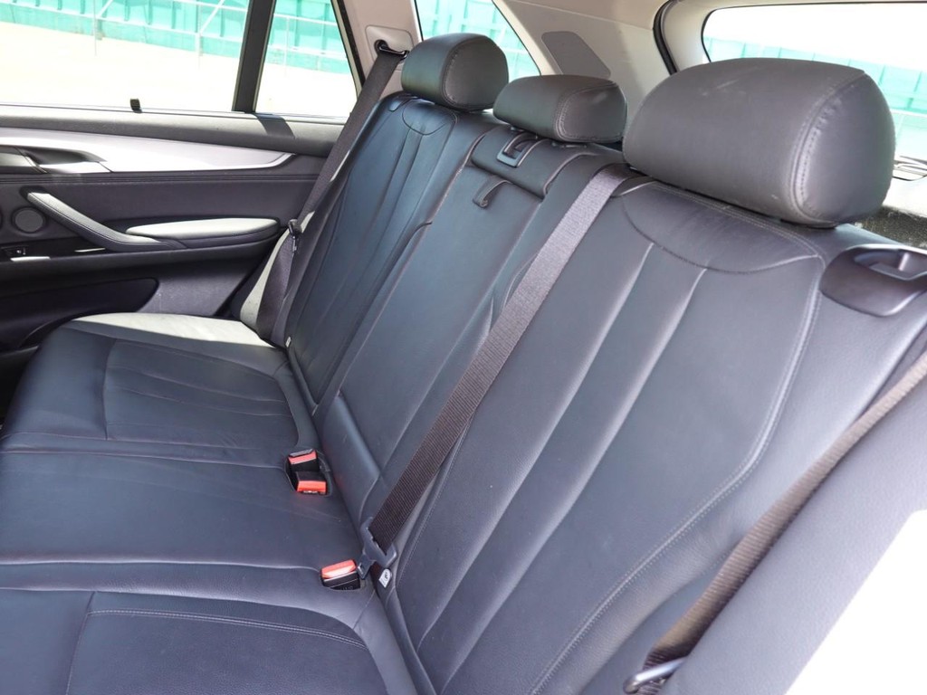BMW X5 Vehicle Full-screen Gallery Image 18