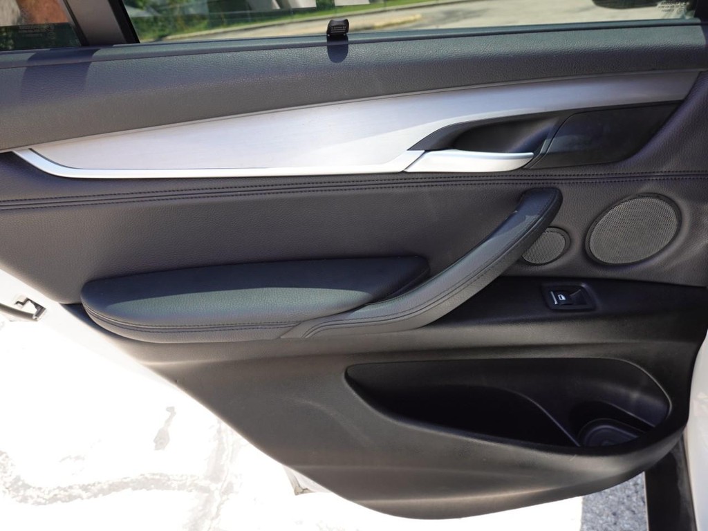 BMW X5 Vehicle Full-screen Gallery Image 19