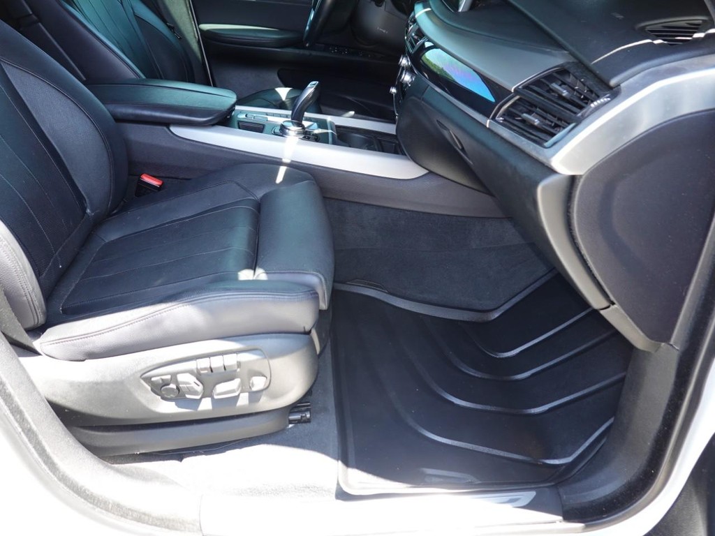 BMW X5 Vehicle Full-screen Gallery Image 21