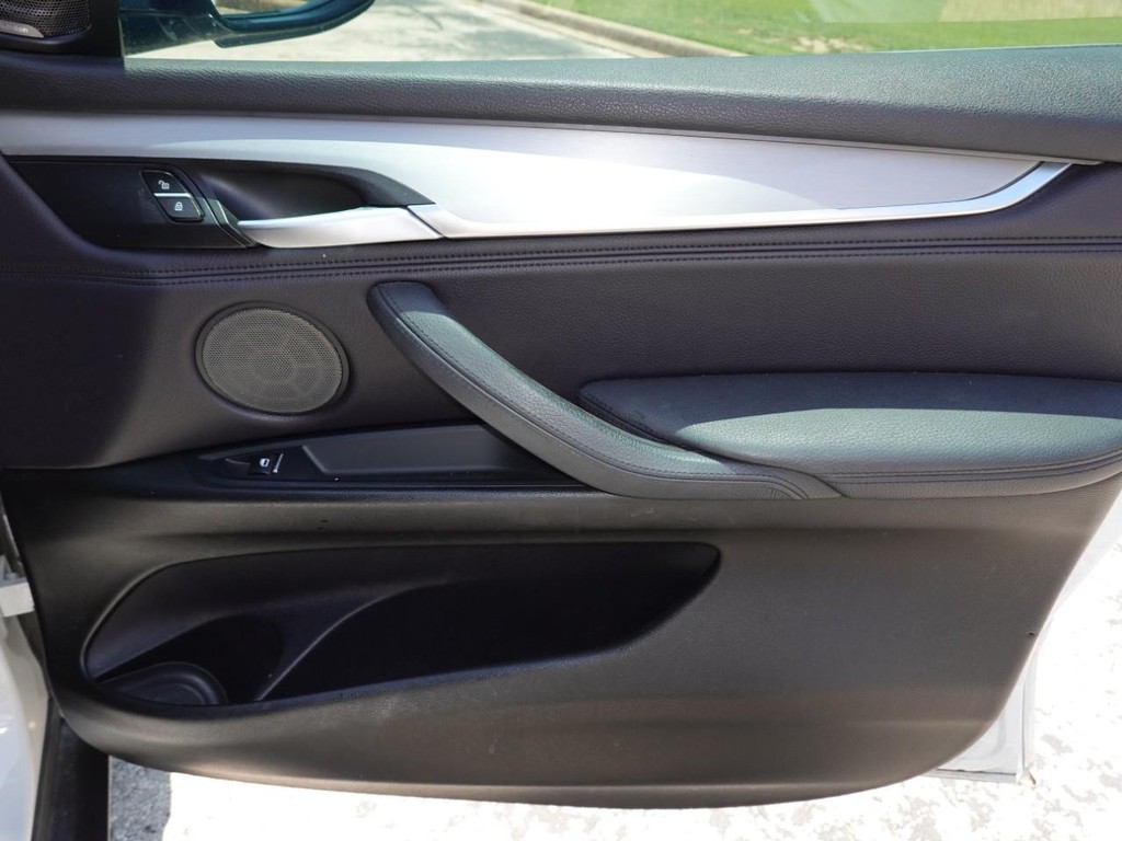 BMW X5 Vehicle Full-screen Gallery Image 22