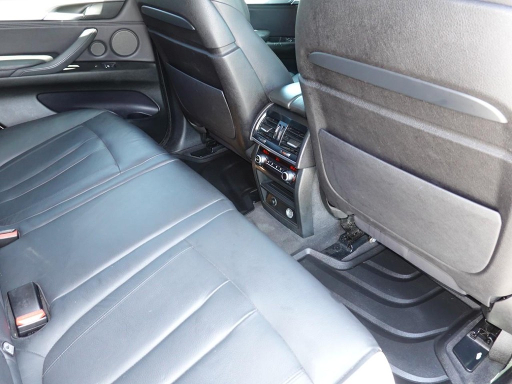 BMW X5 Vehicle Full-screen Gallery Image 23