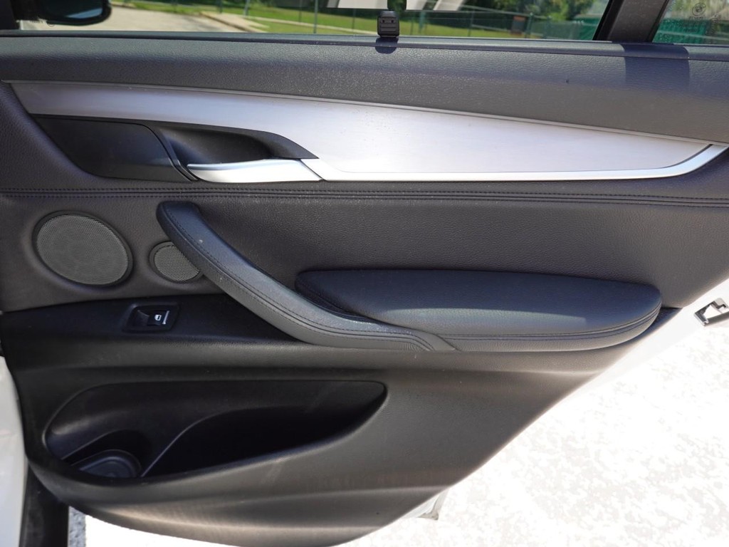 BMW X5 Vehicle Full-screen Gallery Image 24