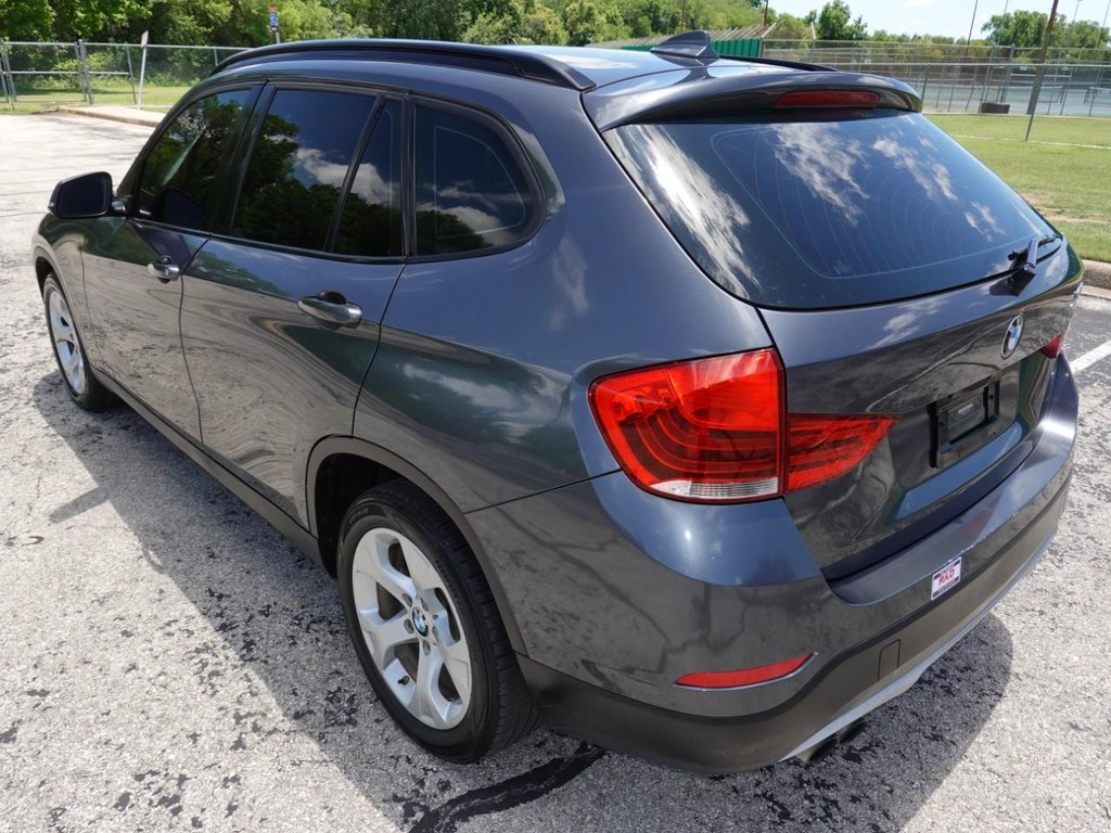 BMW X1 Vehicle Full-screen Gallery Image 05