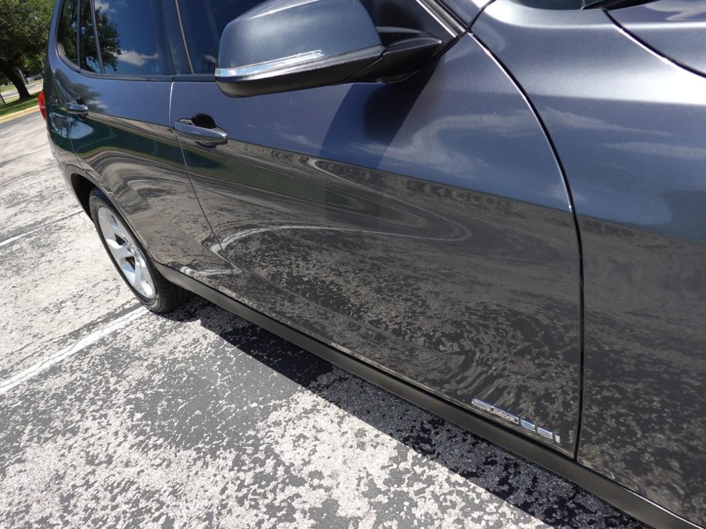 BMW X1 Vehicle Full-screen Gallery Image 11