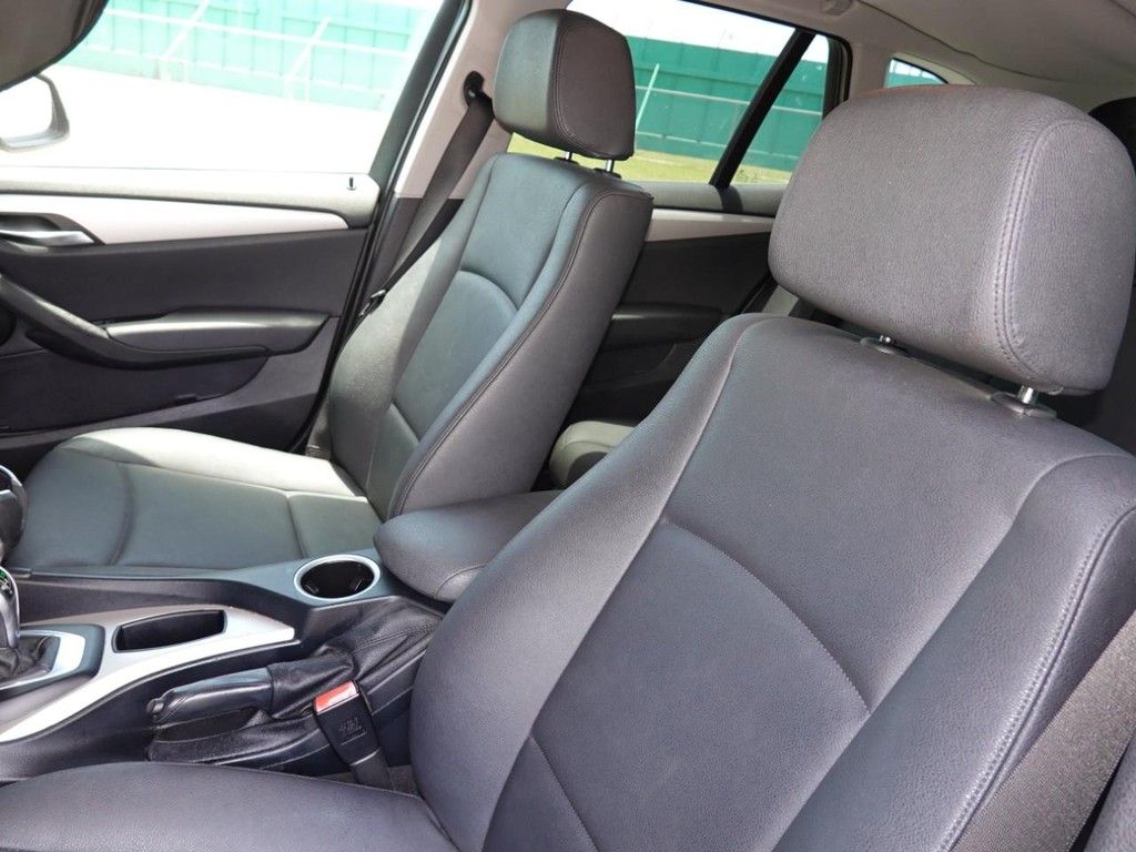 BMW X1 Vehicle Full-screen Gallery Image 15