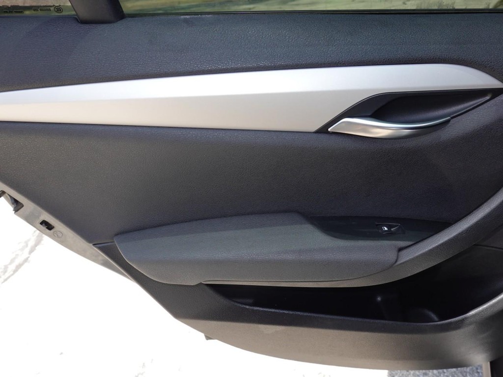BMW X1 Vehicle Full-screen Gallery Image 19