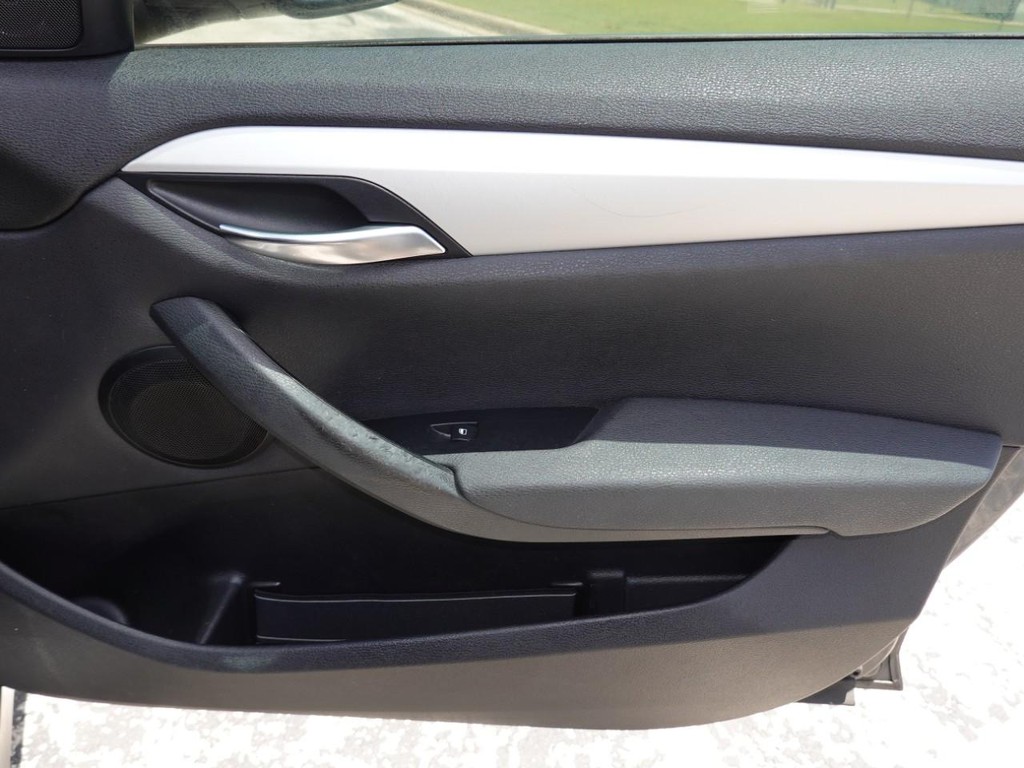 BMW X1 Vehicle Full-screen Gallery Image 22