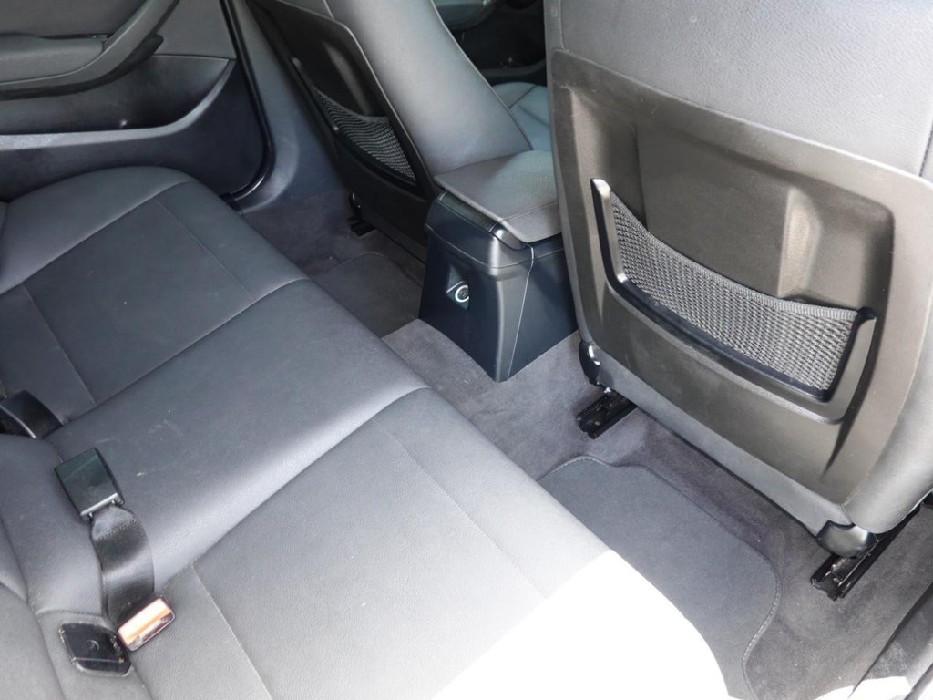 BMW X1 Vehicle Full-screen Gallery Image 23