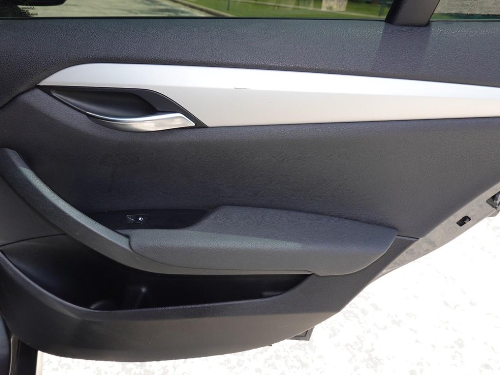 BMW X1 Vehicle Full-screen Gallery Image 24
