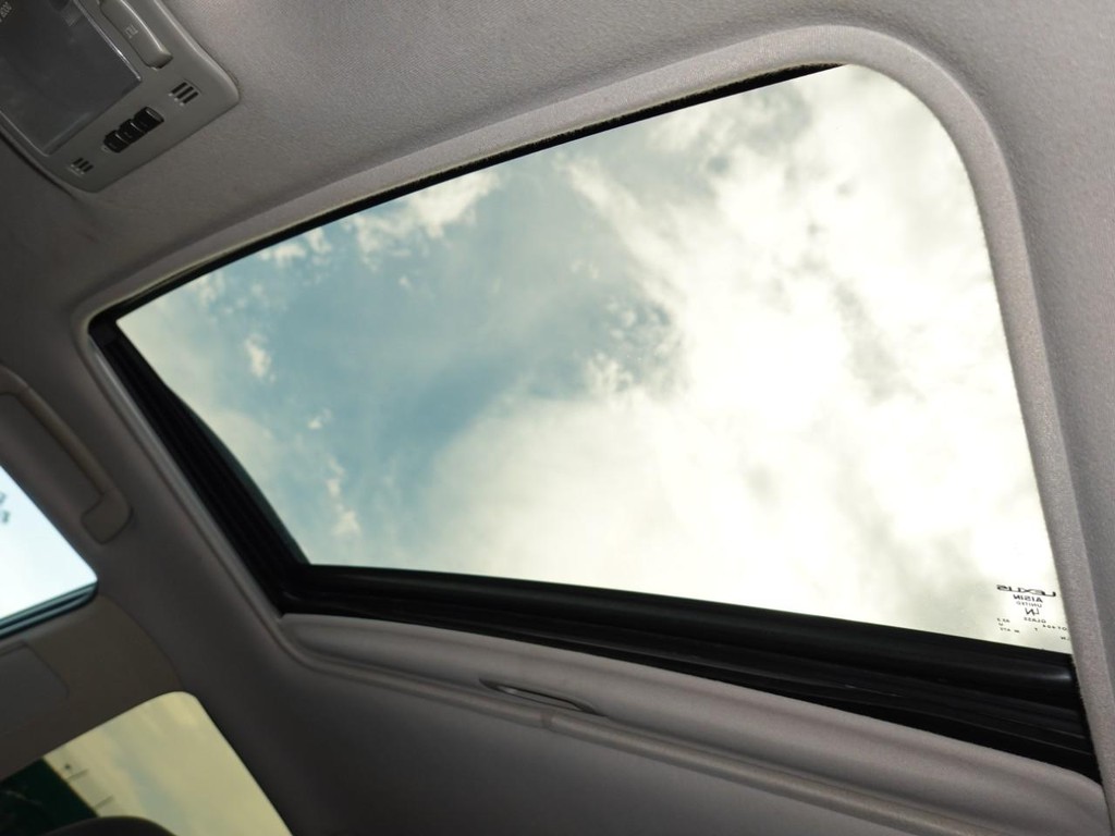 Lexus RX 350 Vehicle Full-screen Gallery Image 16