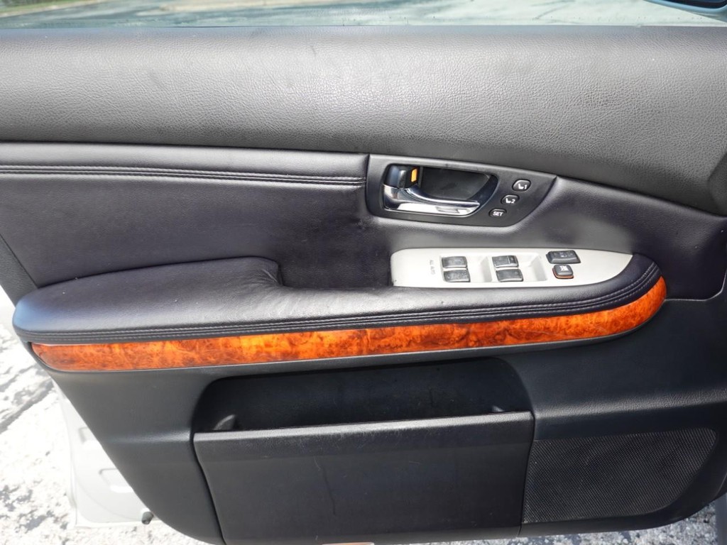 Lexus RX 350 Vehicle Full-screen Gallery Image 18