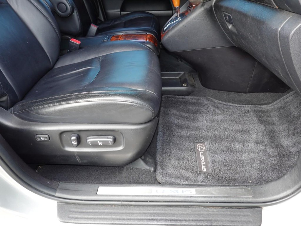Lexus RX 350 Vehicle Full-screen Gallery Image 21