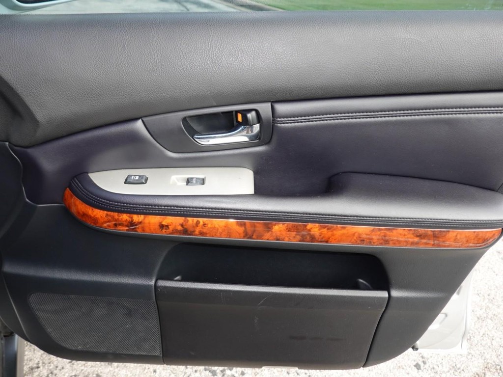 Lexus RX 350 Vehicle Full-screen Gallery Image 22