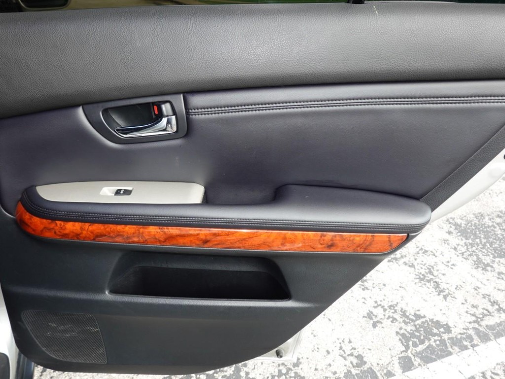 Lexus RX 350 Vehicle Full-screen Gallery Image 24