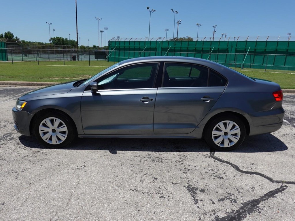 Volkswagen Jetta Sedan Vehicle Full-screen Gallery Image 04
