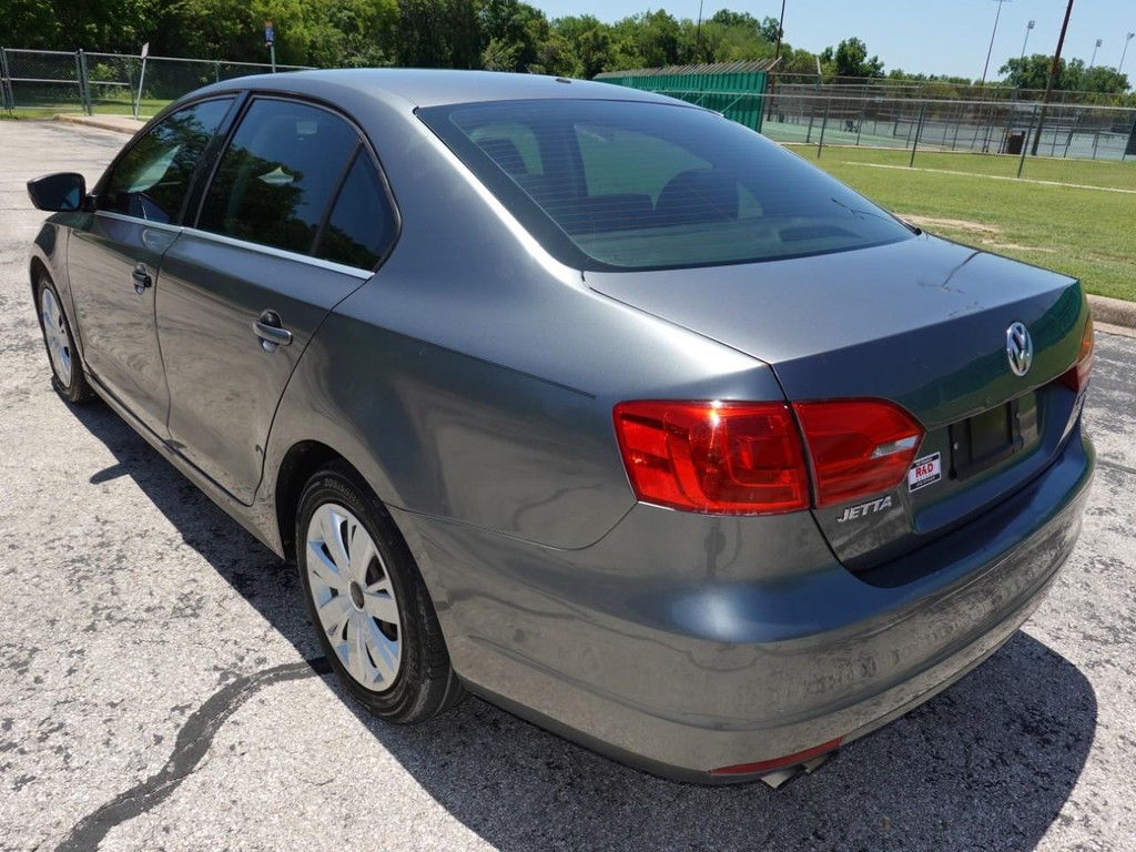 Volkswagen Jetta Sedan Vehicle Full-screen Gallery Image 05