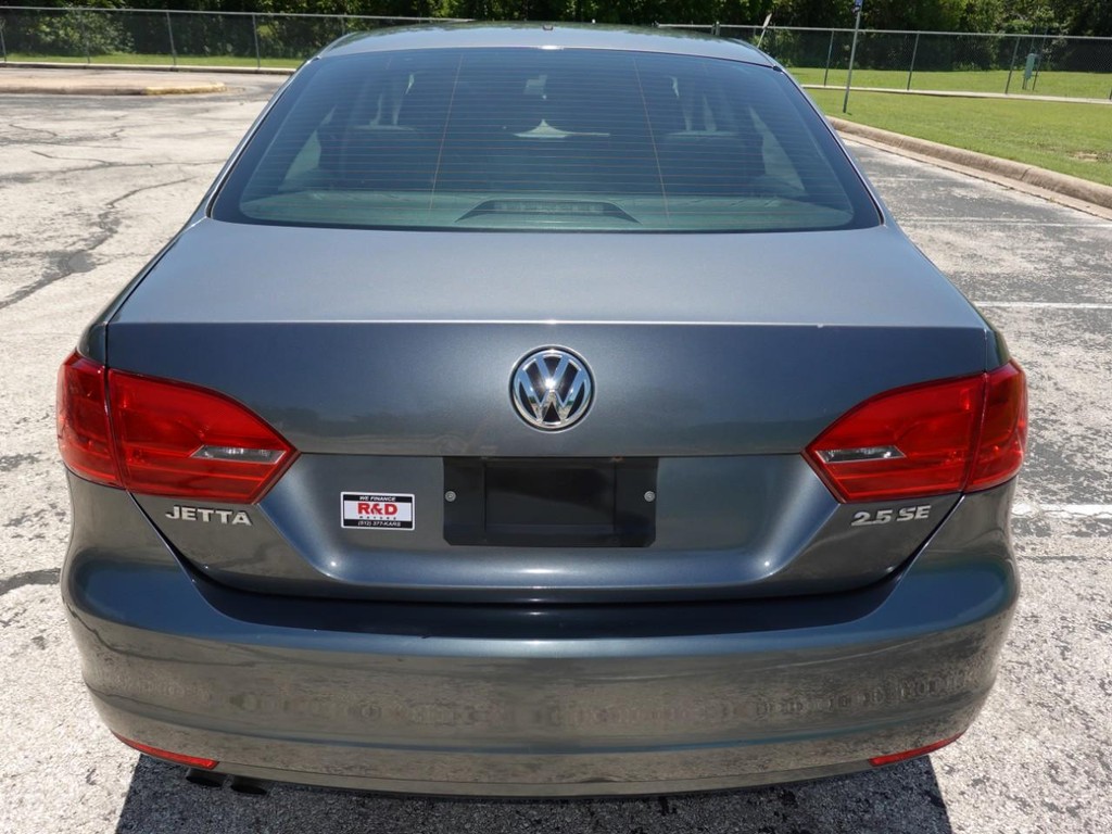 Volkswagen Jetta Sedan Vehicle Full-screen Gallery Image 06