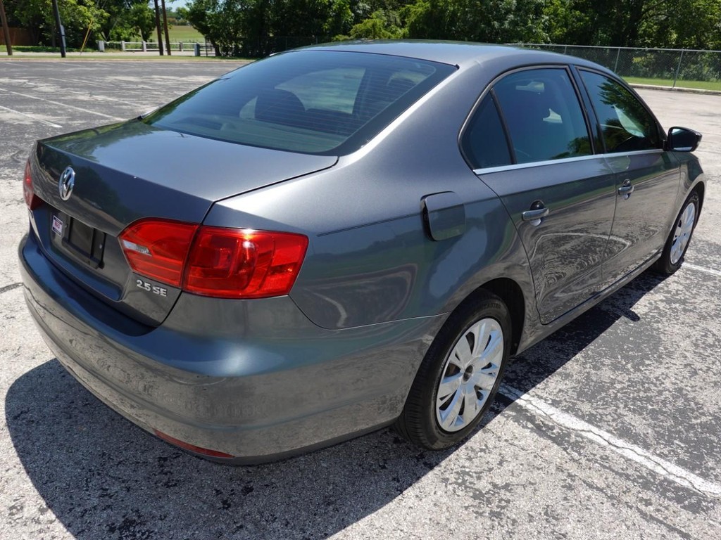 Volkswagen Jetta Sedan Vehicle Full-screen Gallery Image 07
