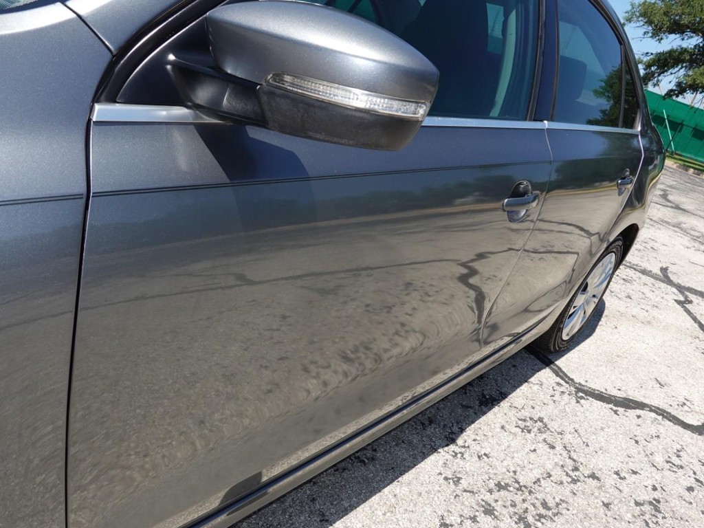 Volkswagen Jetta Sedan Vehicle Full-screen Gallery Image 10