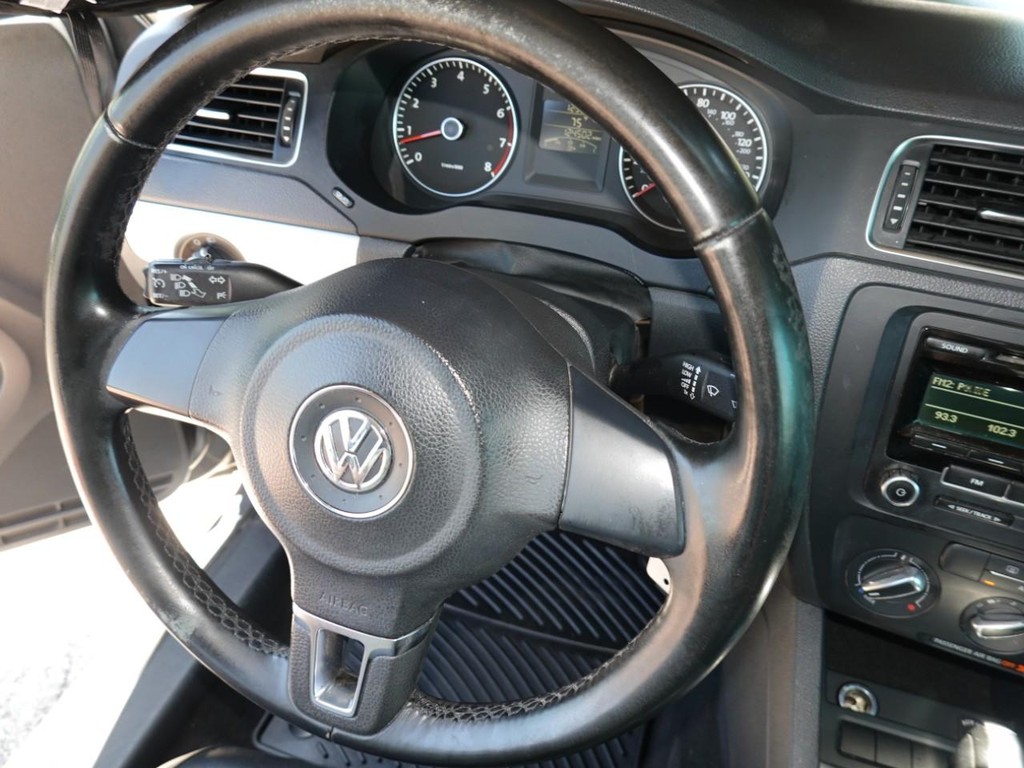 Volkswagen Jetta Sedan Vehicle Full-screen Gallery Image 13