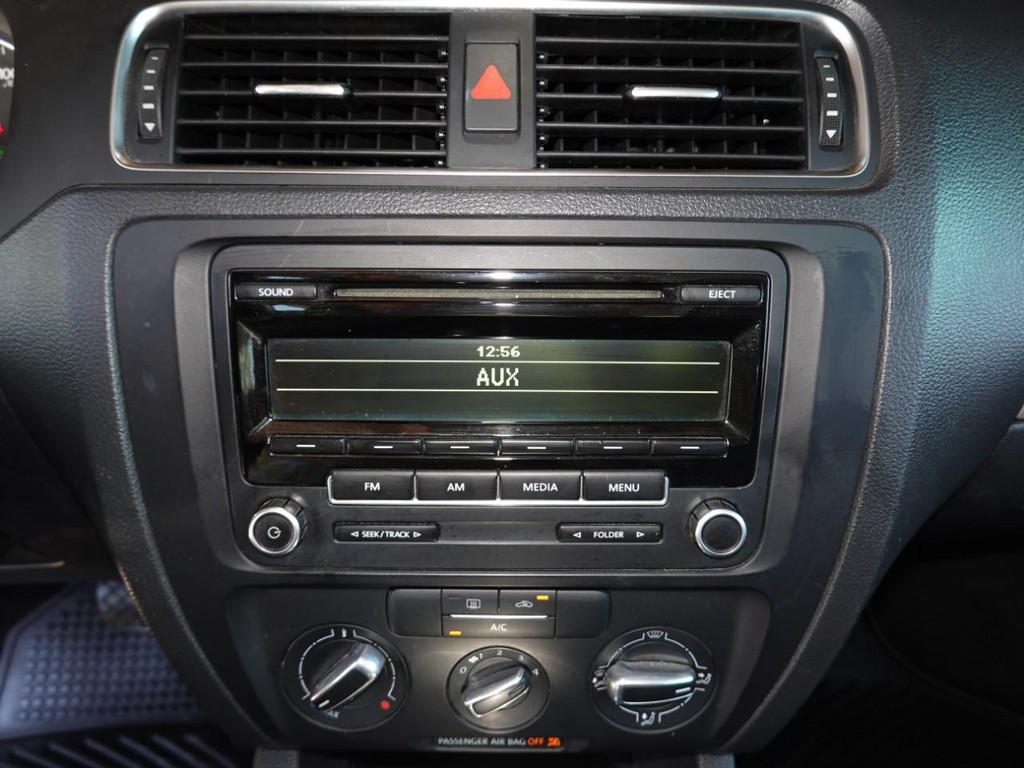 Volkswagen Jetta Sedan Vehicle Full-screen Gallery Image 14