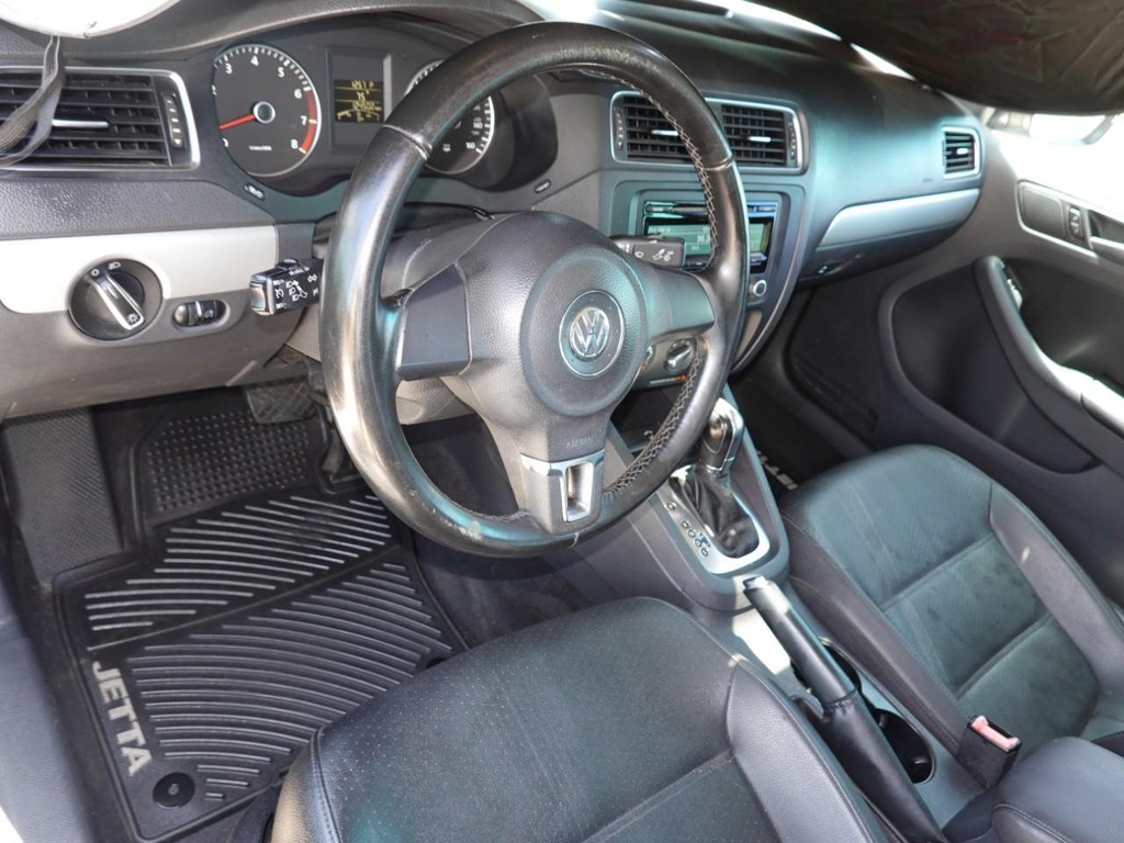 Volkswagen Jetta Sedan Vehicle Full-screen Gallery Image 16