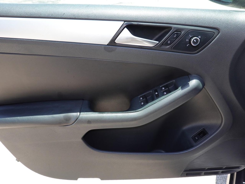 Volkswagen Jetta Sedan Vehicle Full-screen Gallery Image 17