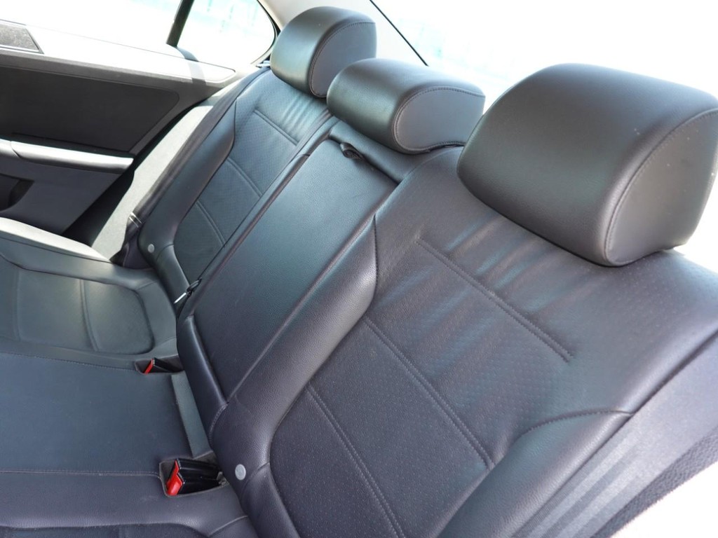 Volkswagen Jetta Sedan Vehicle Full-screen Gallery Image 18