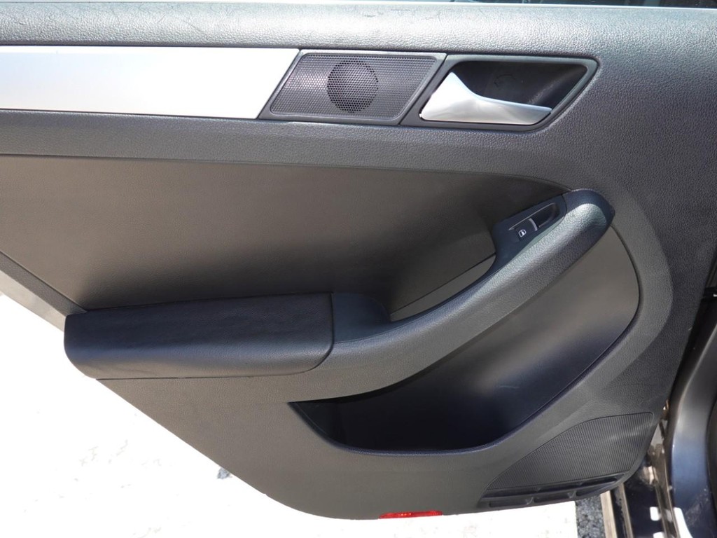Volkswagen Jetta Sedan Vehicle Full-screen Gallery Image 19