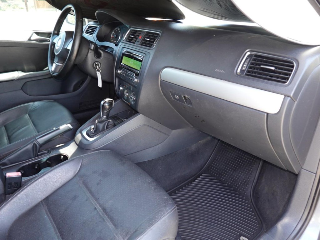 Volkswagen Jetta Sedan Vehicle Full-screen Gallery Image 20