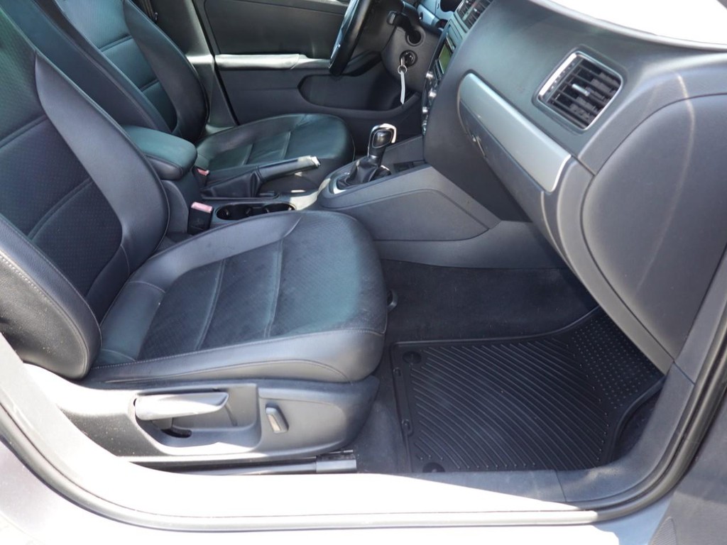 Volkswagen Jetta Sedan Vehicle Full-screen Gallery Image 21