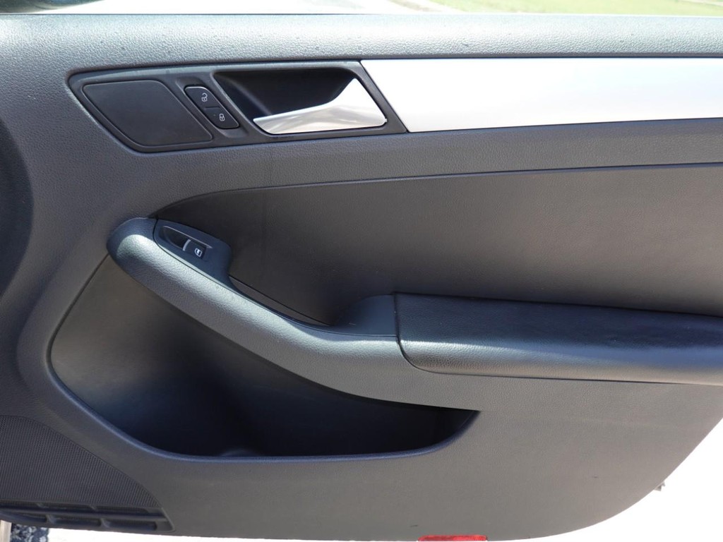 Volkswagen Jetta Sedan Vehicle Full-screen Gallery Image 22